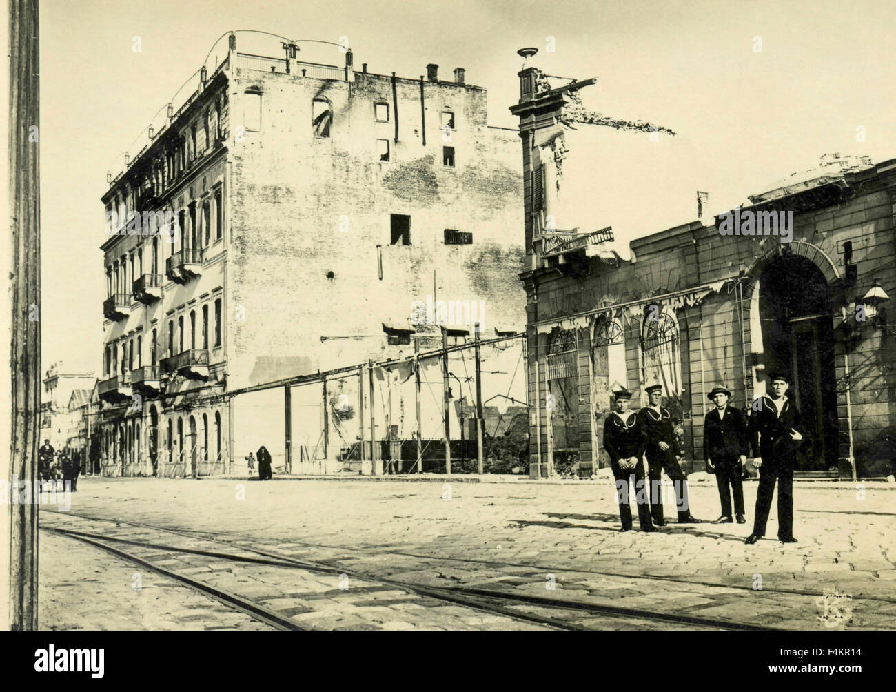 Das Grand Palace Hotel in Brand, aber noch stehen und der völlig zerstörten Grand Hotel Izmir, Izmir, Türkei Stockfoto