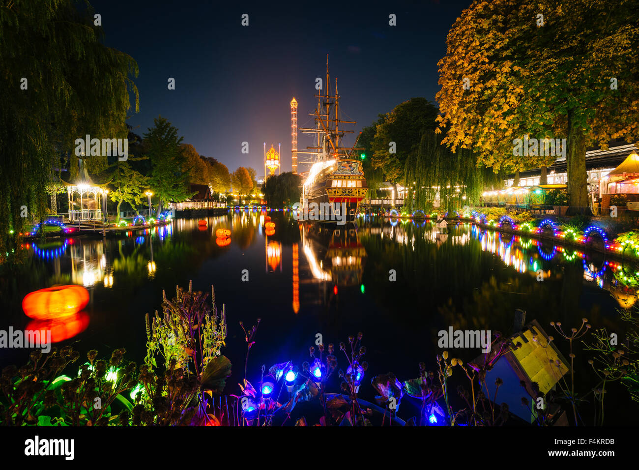 Der See im Tivoli Gardens in der Nacht, in Kopenhagen, Dänemark. Stockfoto