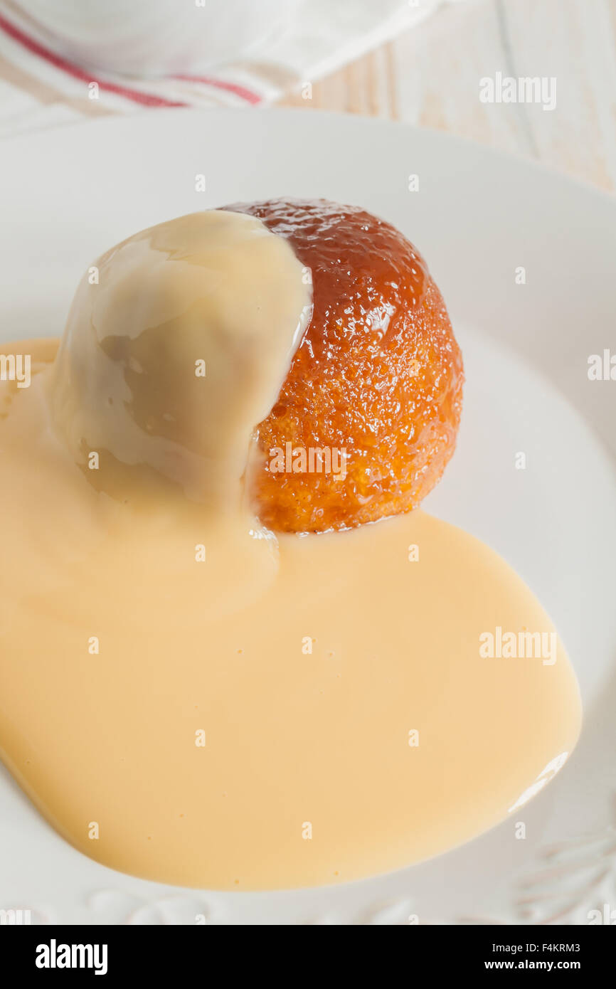 Gedämpfte Golden Syrup sponge Pudding und Vanille Pudding Stockfoto