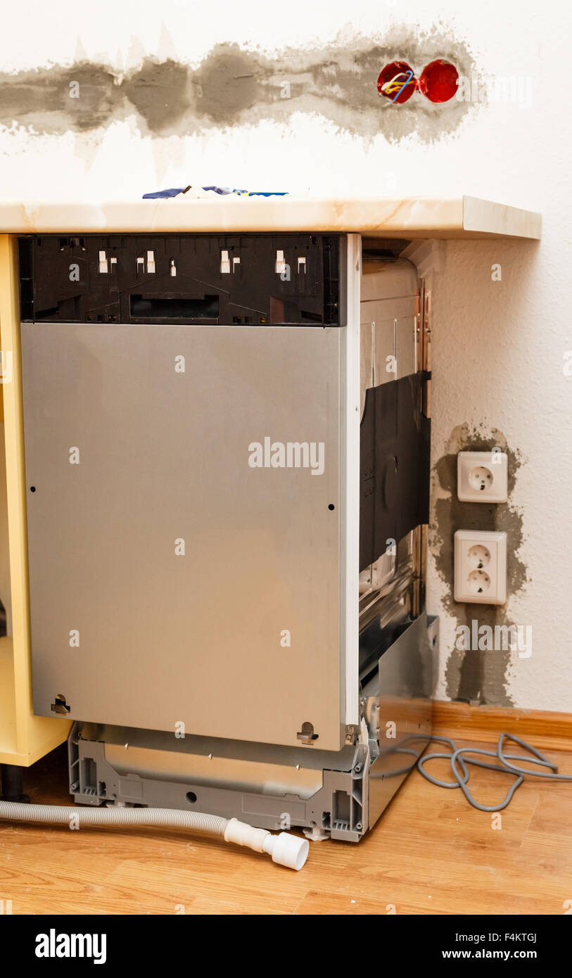 Geschirrspüler Einbau in die neue Küchenarbeit Stockfoto