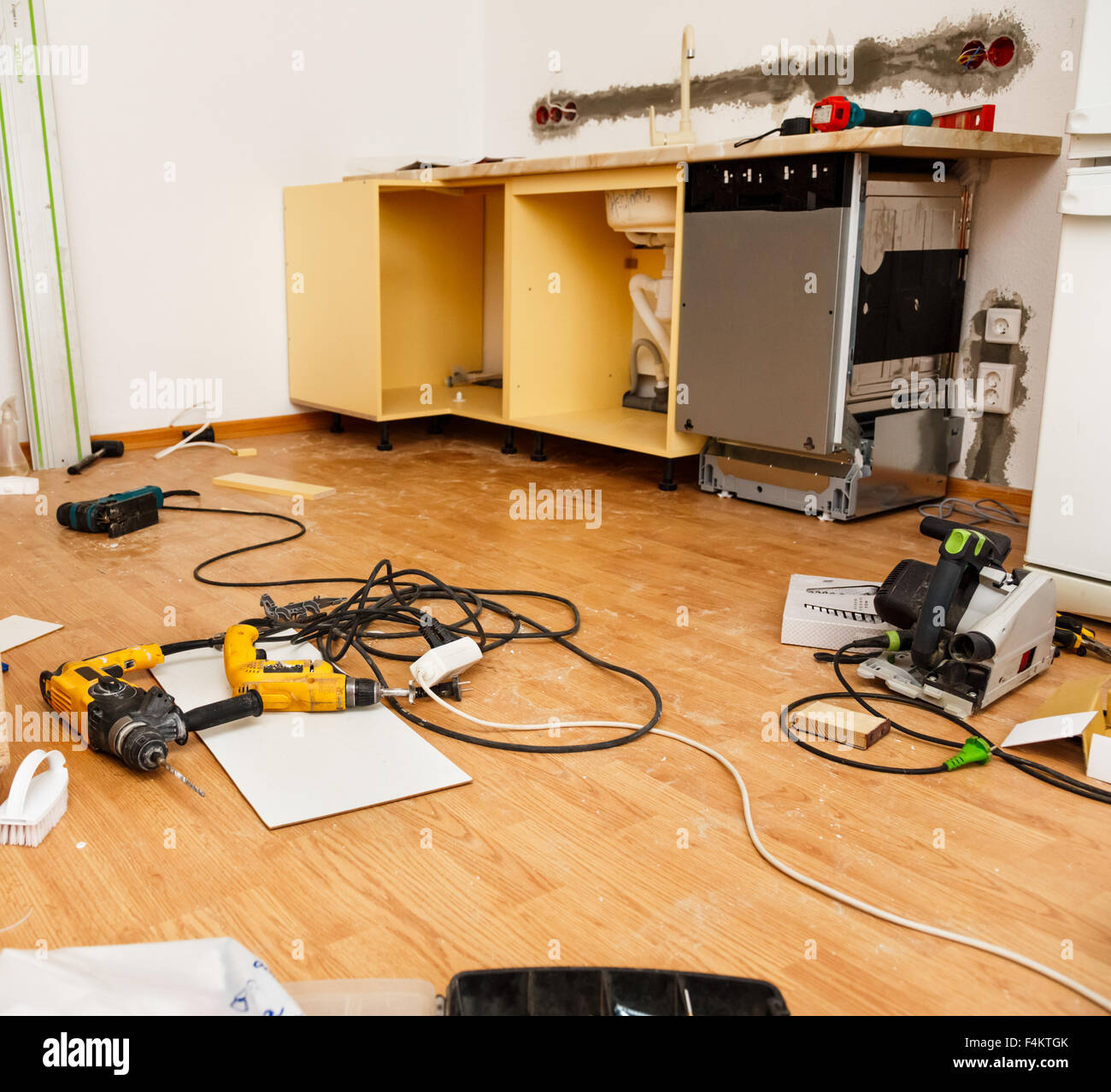 Geschirrspüler Einbau in die neue Küchenarbeit Stockfoto