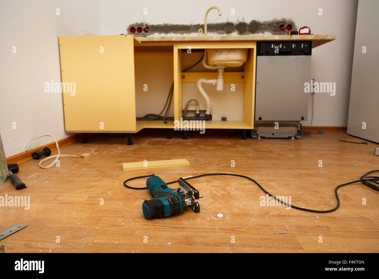 Geschirrspüler Einbau in die neue Küchenarbeit Stockfoto