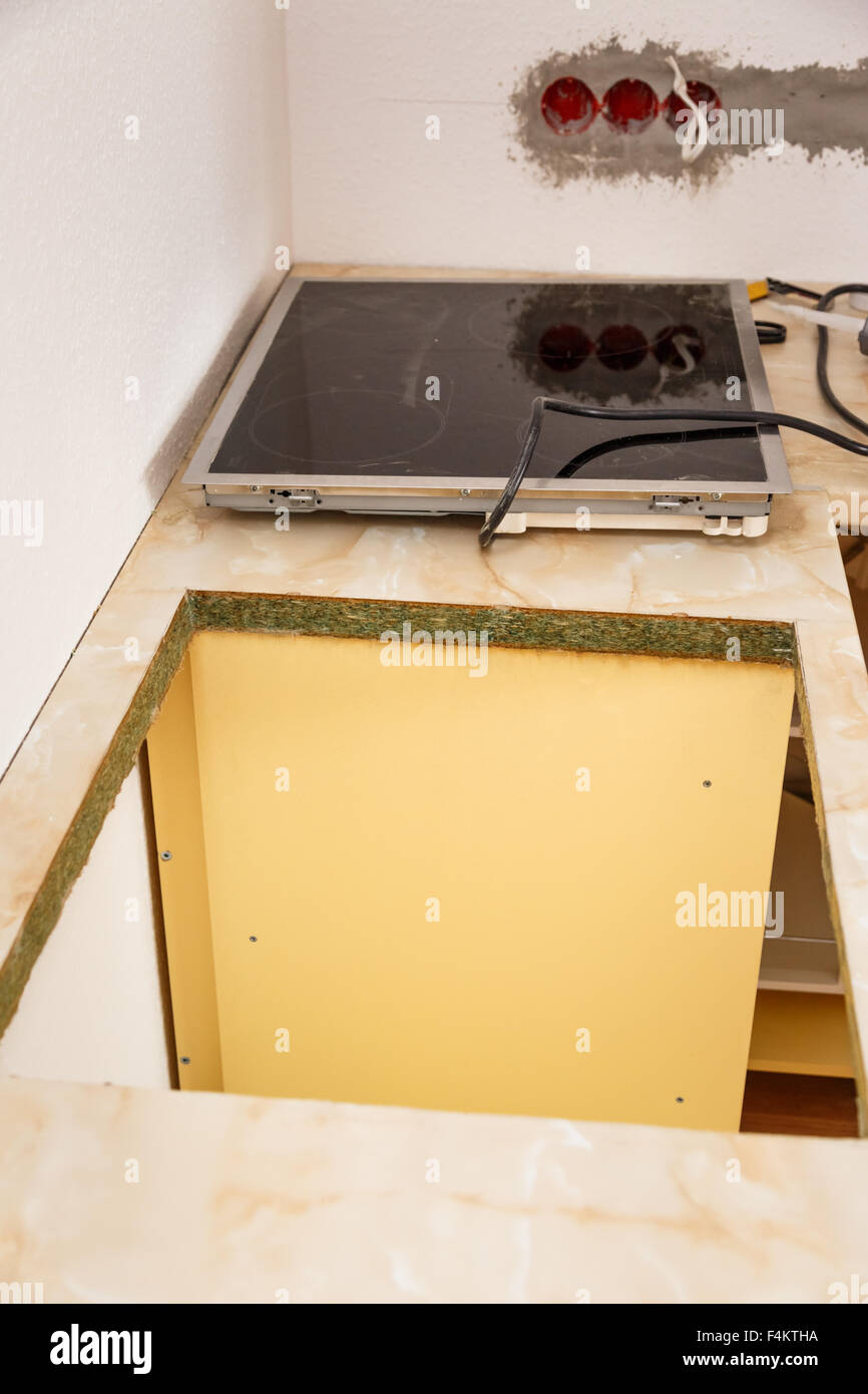 Installation von neuen Induktionskochfeld in modernen Küche Stockfoto