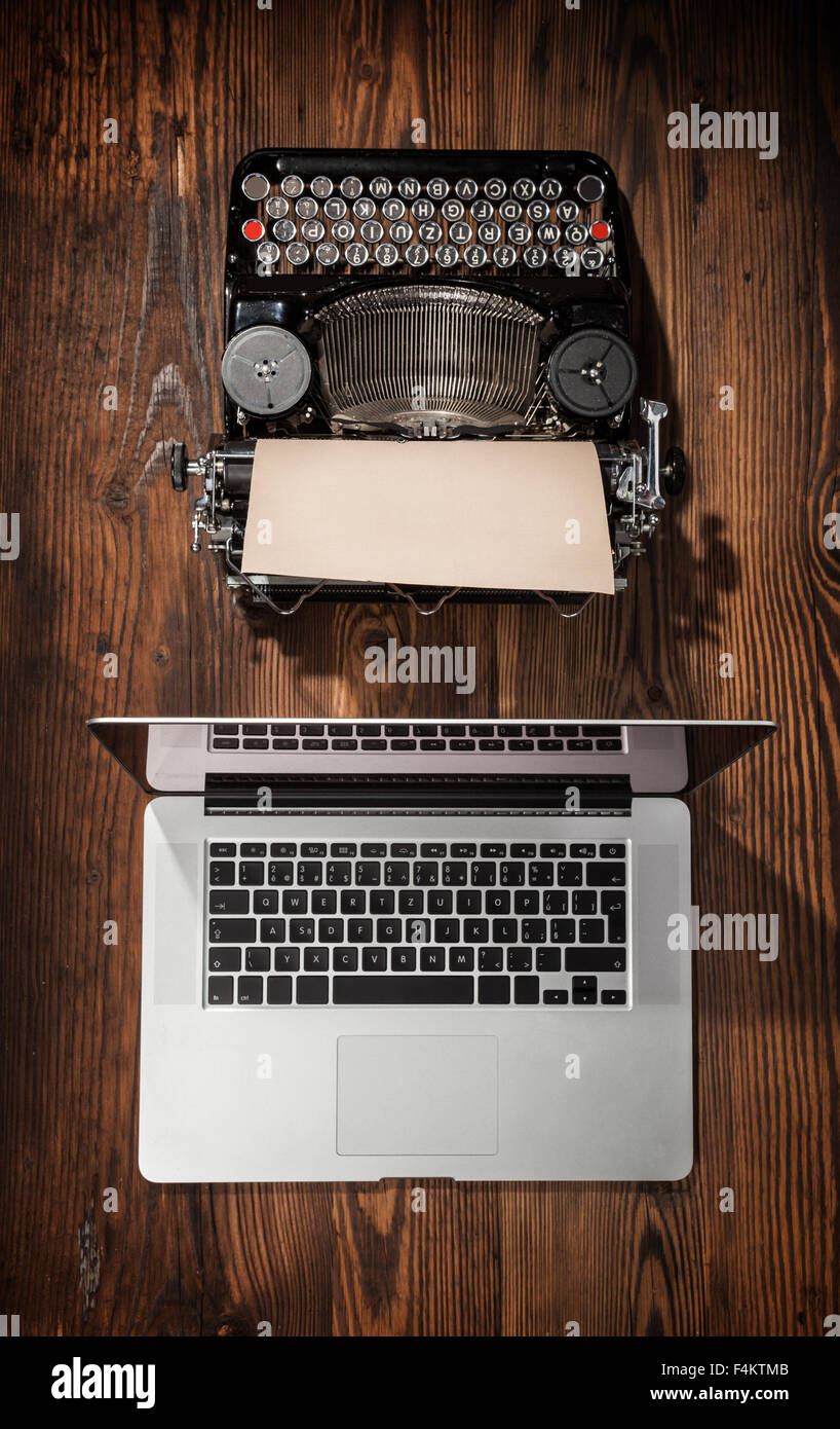 Alte Schreibmaschine mit Laptop, Konzept der Technologiefortschritt Stockfoto