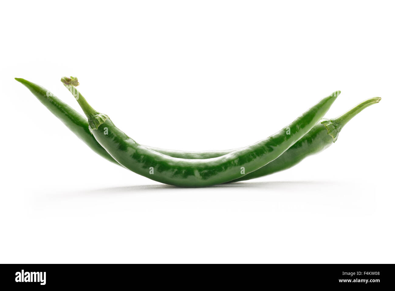 Zwei grüne heiß kalt Paprika auf weißem Hintergrund Stockfoto