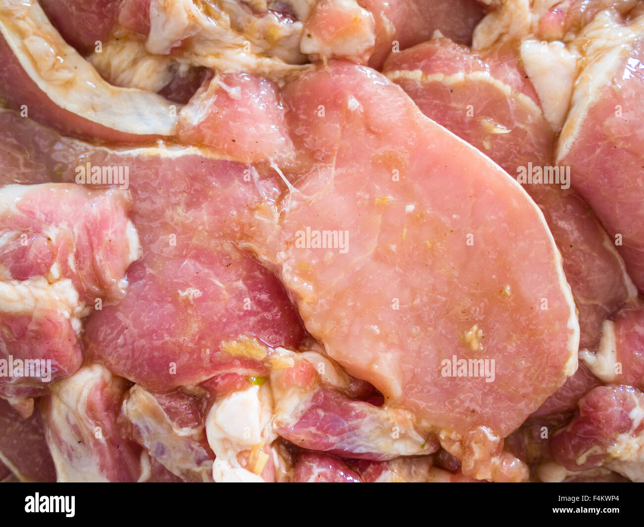 rohes Schweinefleisch mit Knoblauch und Pfeffer mariniert Stockfoto