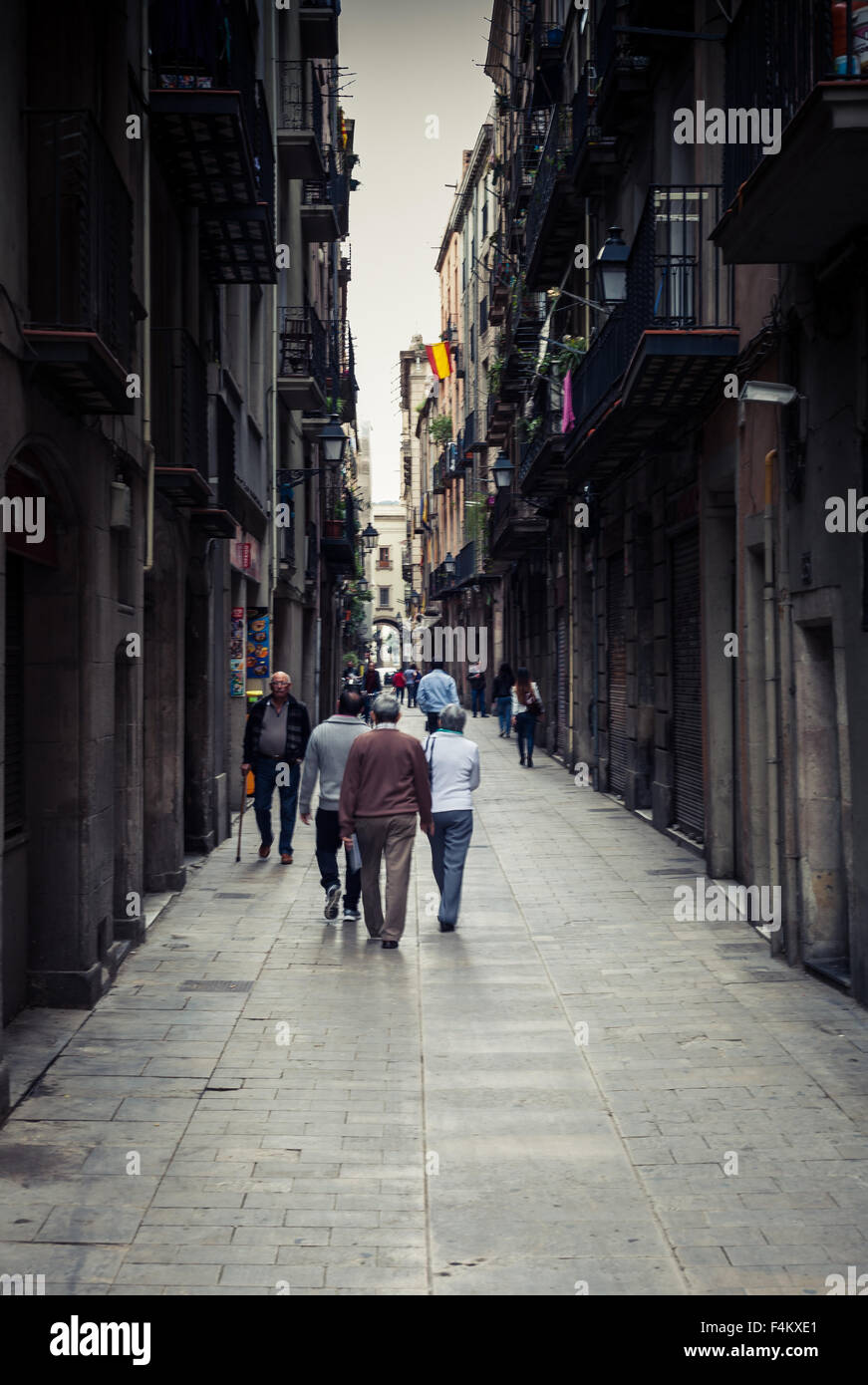 Menschen, die ein Spaziergang durch das gotische Viertel in Barcelona Stockfoto
