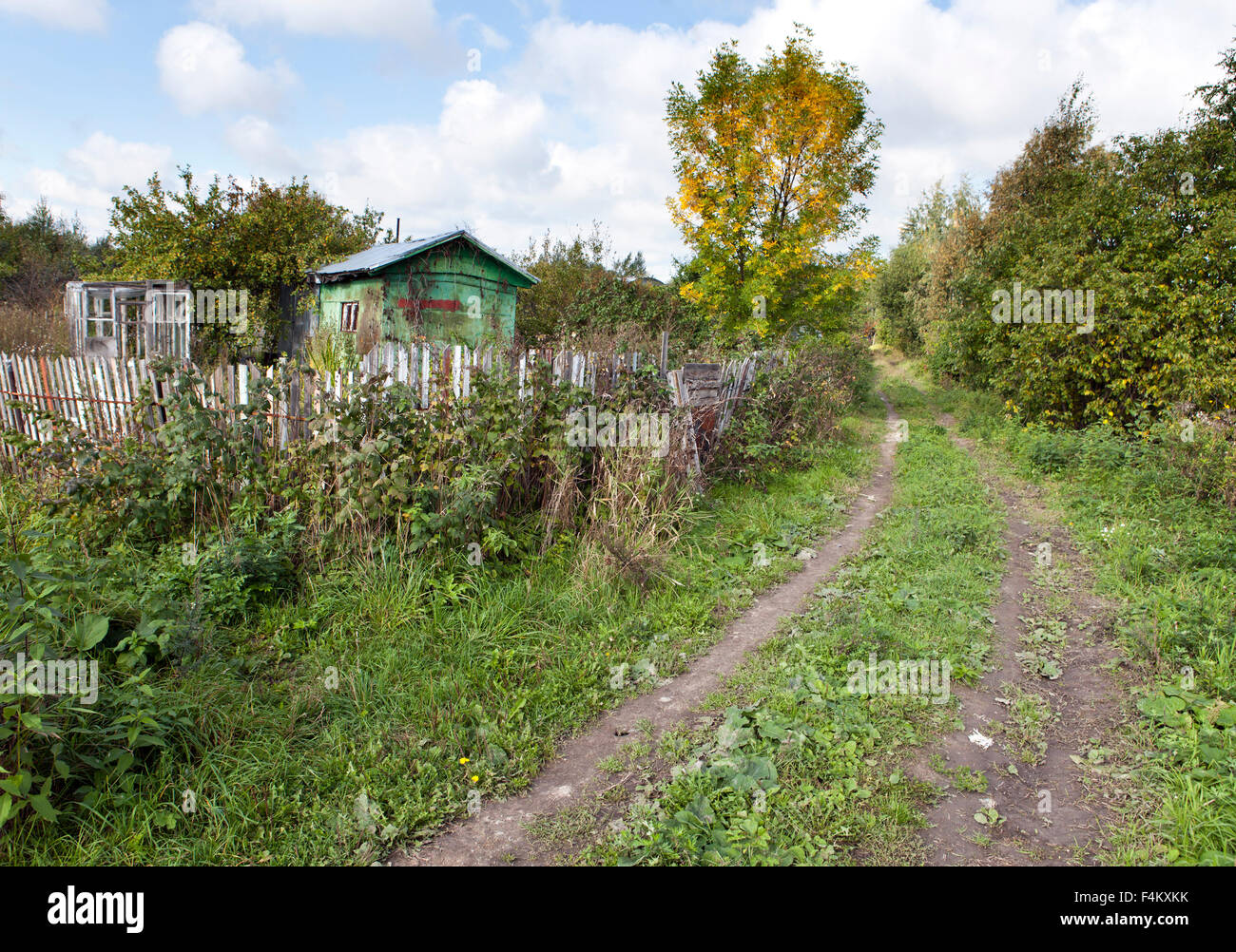 Die geworfenen Holzhaus und unbefestigte Straße in ländlichen Gebieten Stockfoto