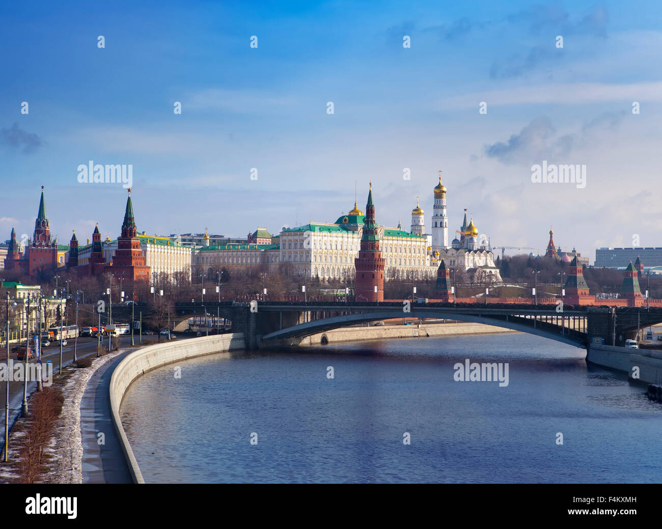 Blick zum Moskauer Kreml von Brücke über die Moskwa, Russland Stockfoto