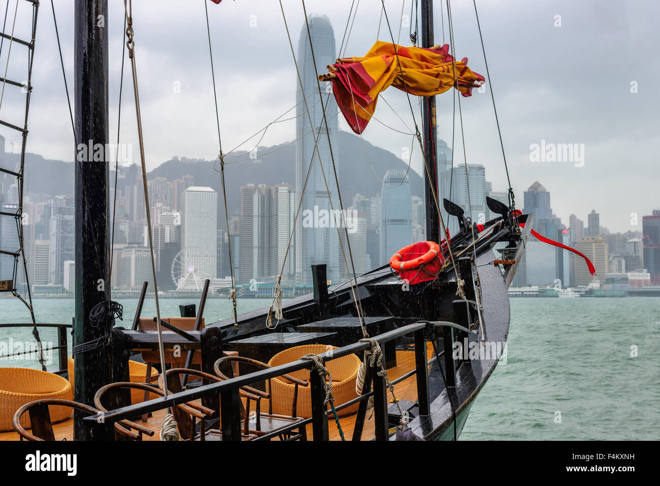 Hongkong Victoria Harbour aus touristischen junk in regnerischen Tag Stockfoto