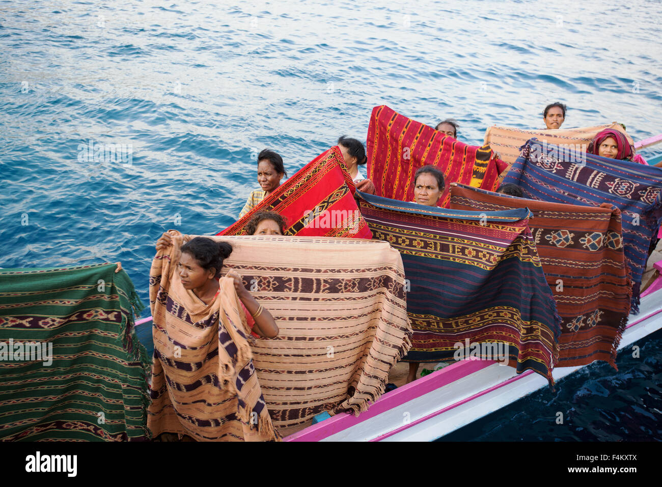 Indonesische Frauen verkaufen Ikat Textilien machten sie Insel Alor-Indonesien Stockfoto