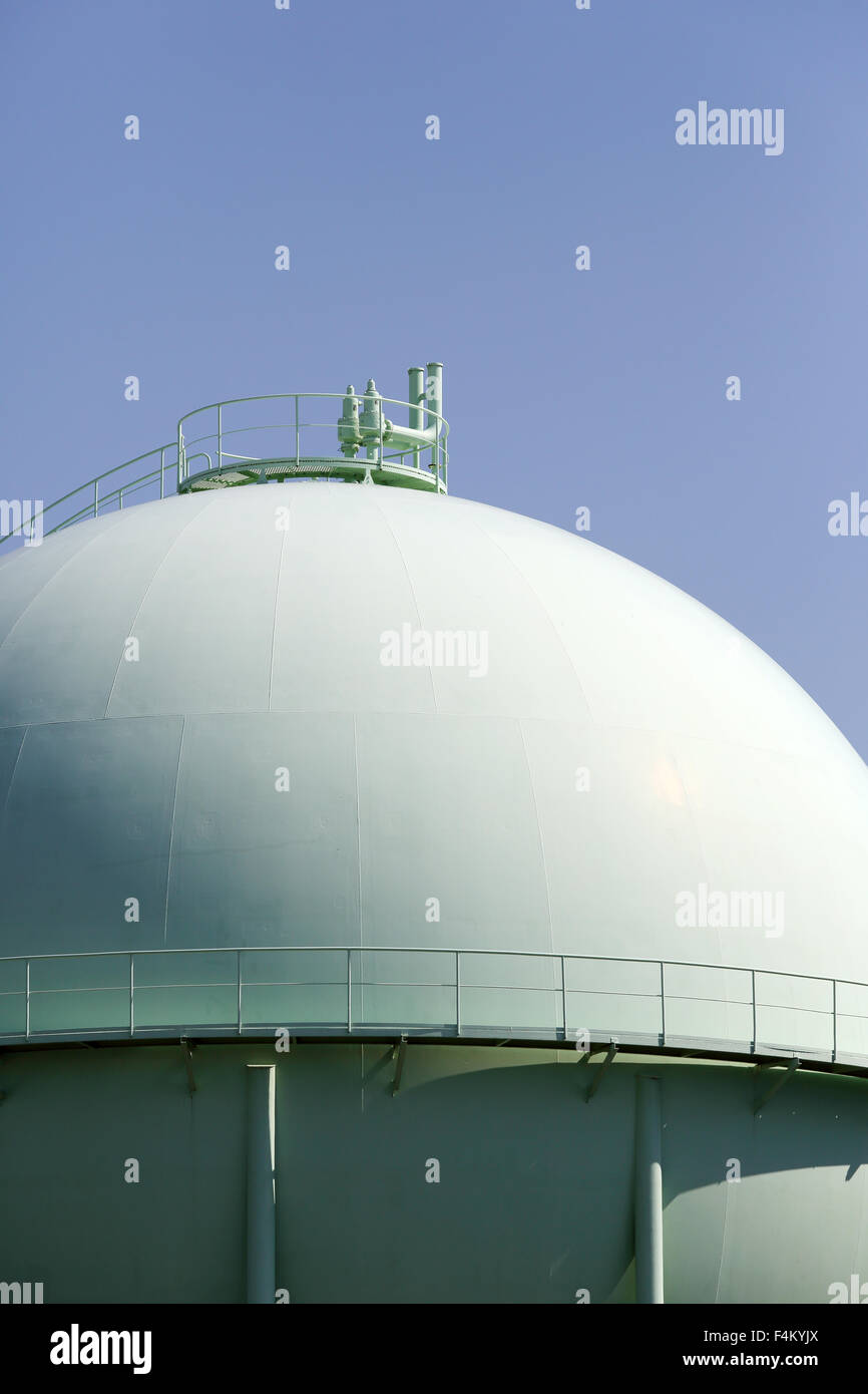 Industrielle Stahltank vor blauem Himmel Stockfoto