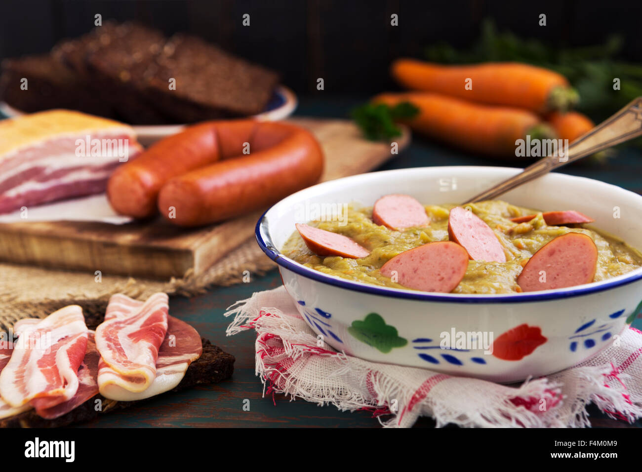 Herzhafte traditionelle holländische Erbsensuppe mit geräucherter Wurst ...