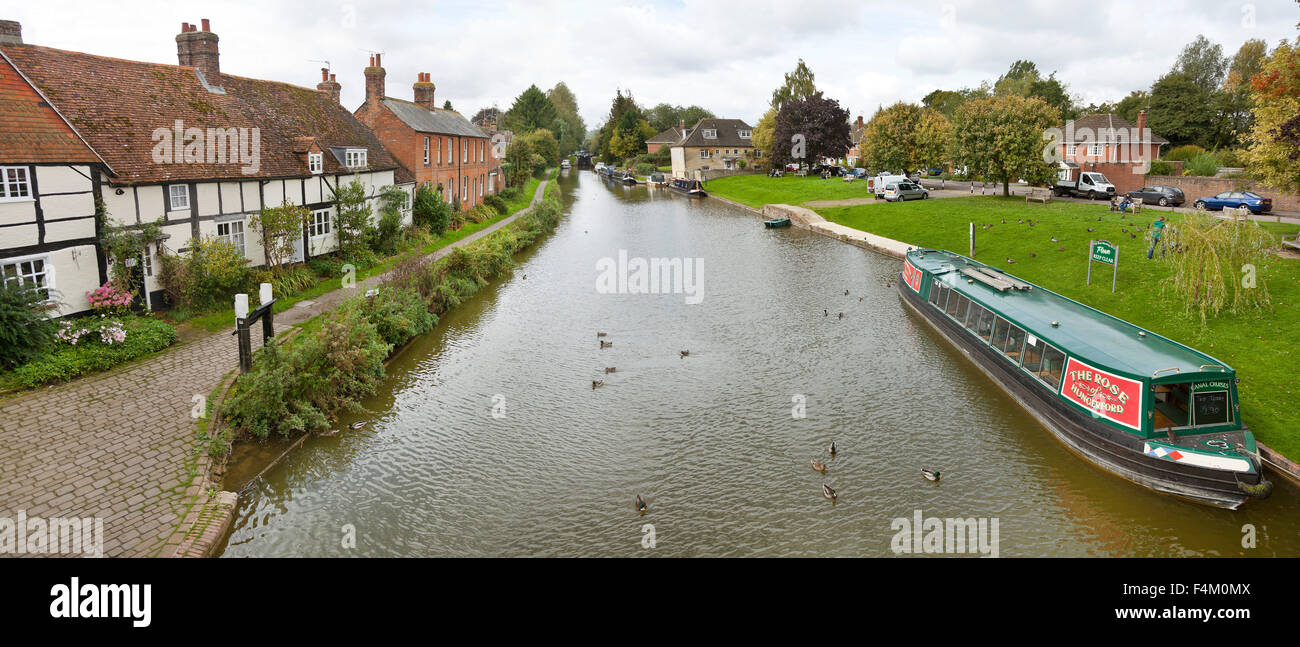 Blick von Hungerford Bridge nach Westen auf der Kennet und Avon Kanal. Stockfoto