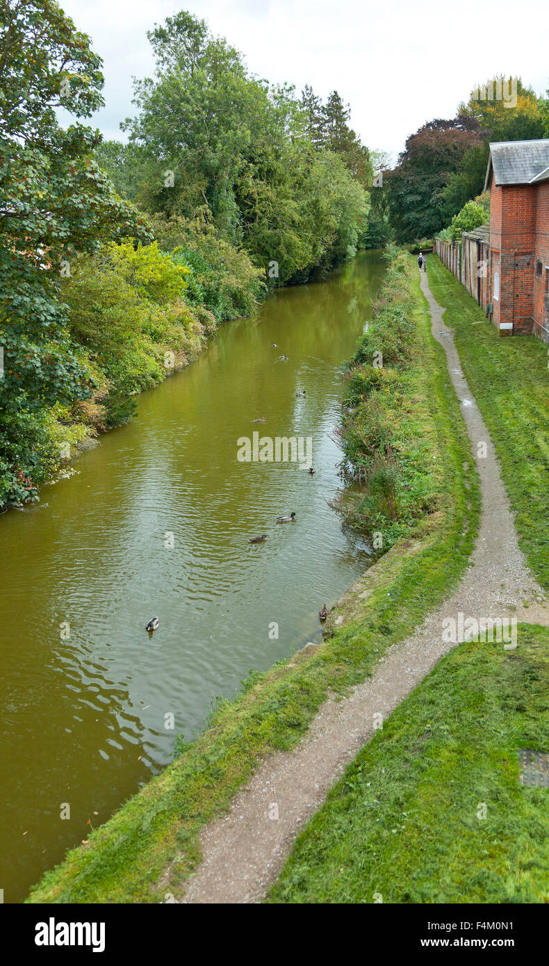 Blick von Hungerford Bridge nach Osten auf der Kennet und Avon Kanal. Stockfoto