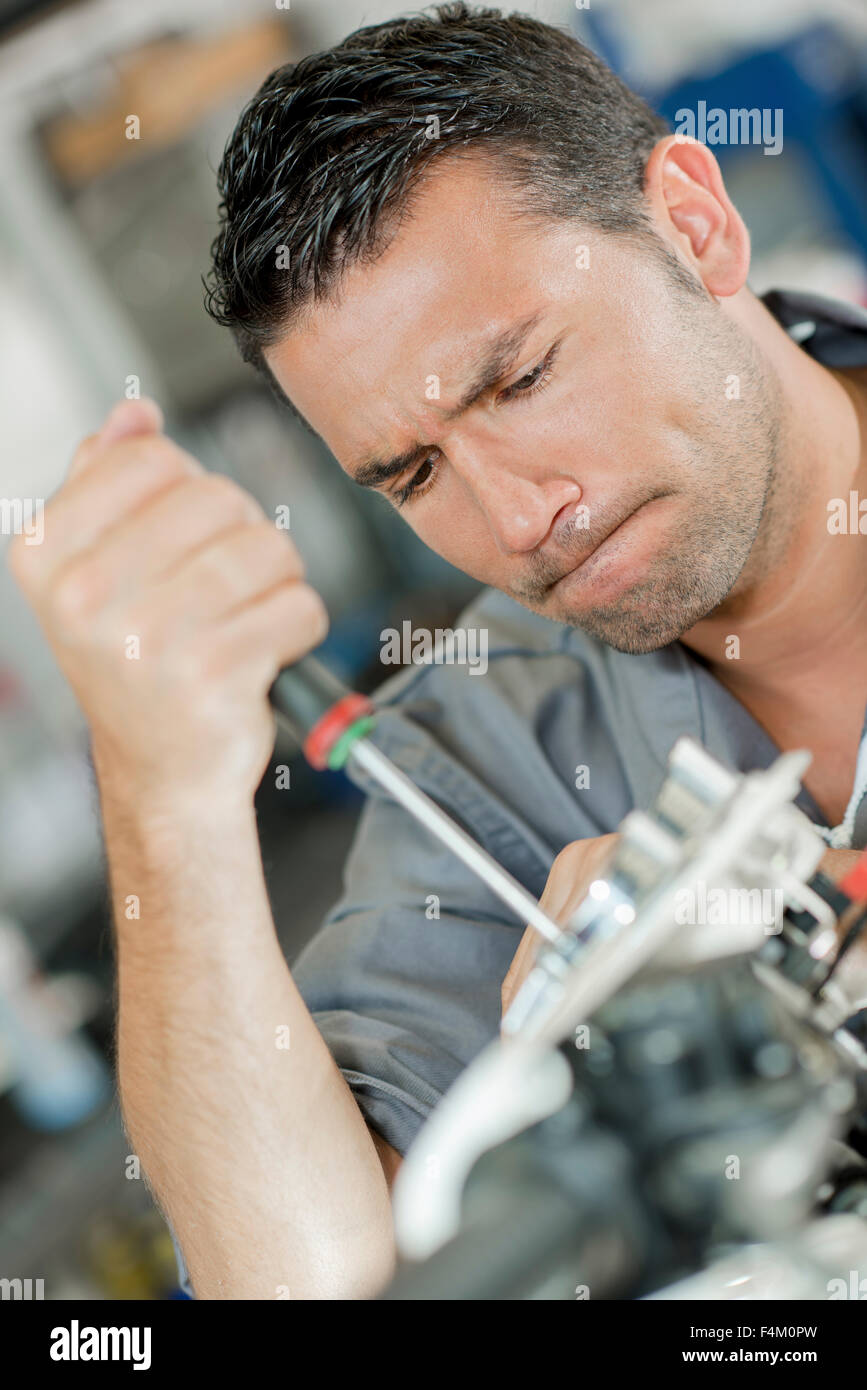 Mechaniker stecken in einer Motorreparatur Stockfoto