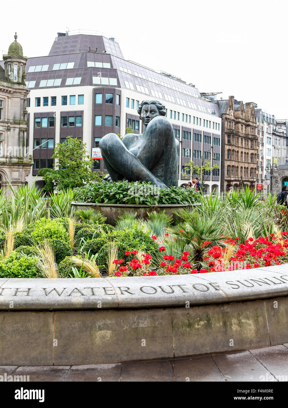 Den Fluss oder die Flittchens im Whirlpool ist ein Kunstwerk in Victoria Square Birmingham West Midlands England UK Stockfoto