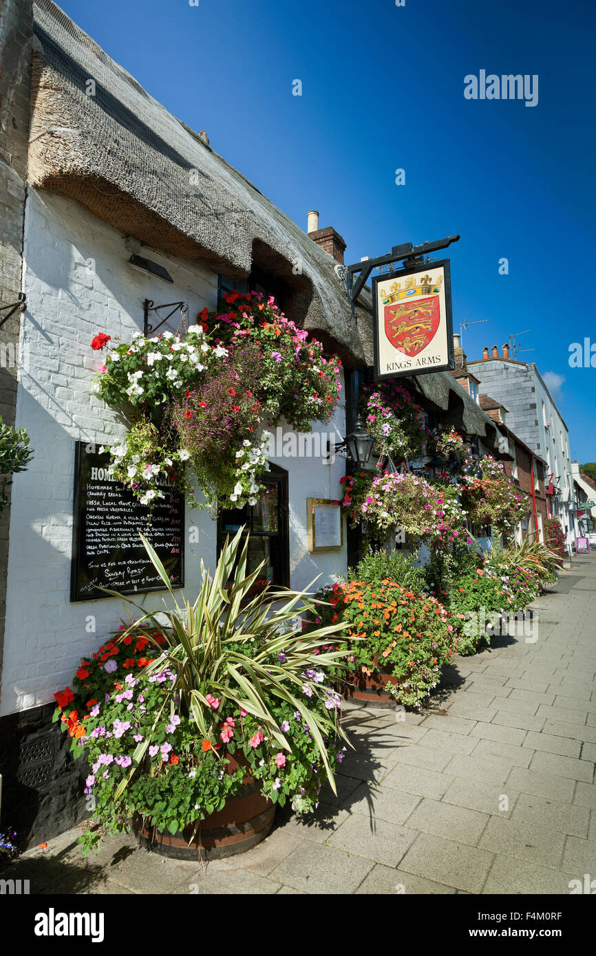 Kings Arms Pub, Wareham, Dorset, UK, traditionellen Steinhäusern und Stroh, helle Sonne, blauen Himmel Stockfoto