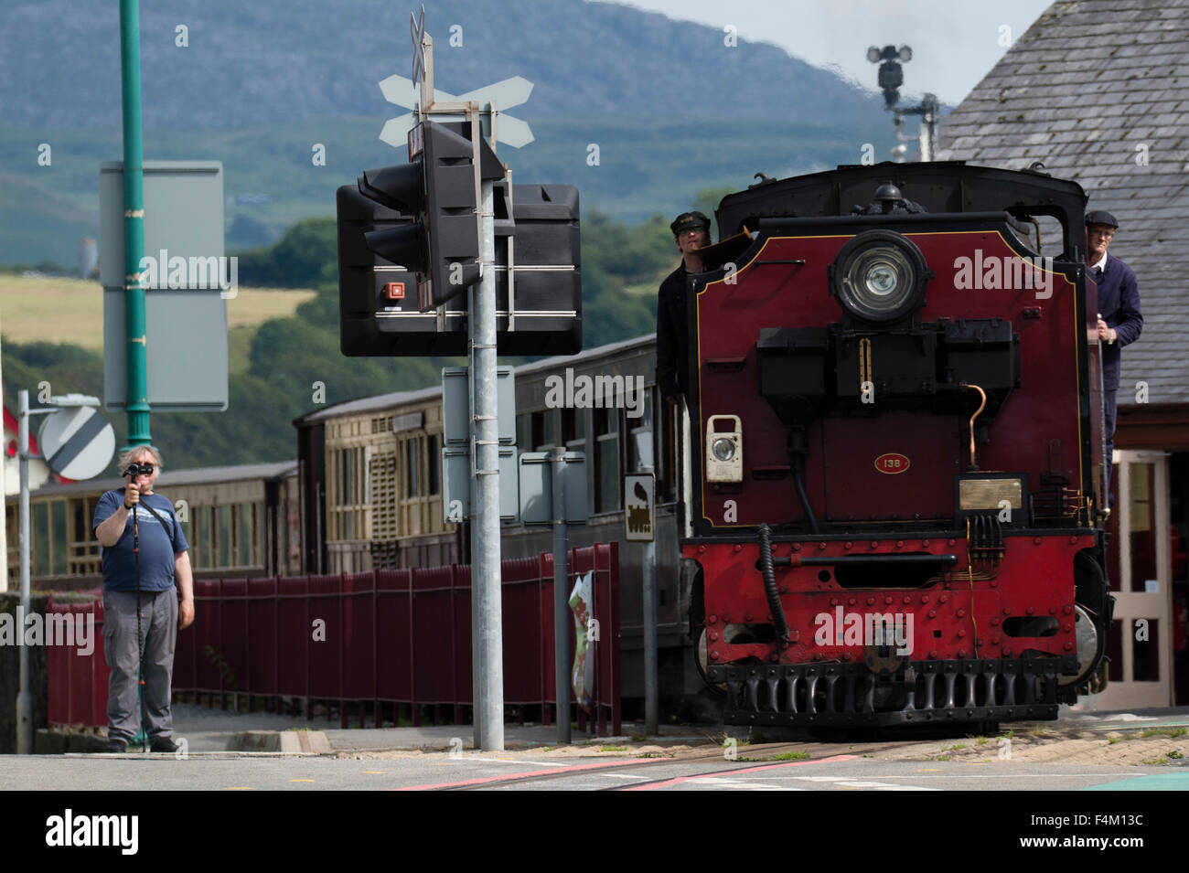 Die große kleine Züge von Wales: Welsh Highland schmale Guage Bahn verlassen Porthmadog Station, Gwynedd Wales UK Stockfoto