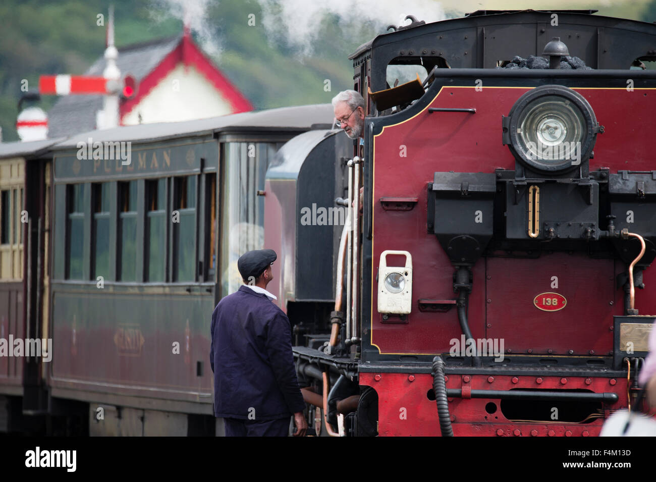 Die große kleine Züge von Wales: Welsh Highland schmale Guage Bahn verlassen Porthmadog Station, Gwynedd Wales UK Stockfoto