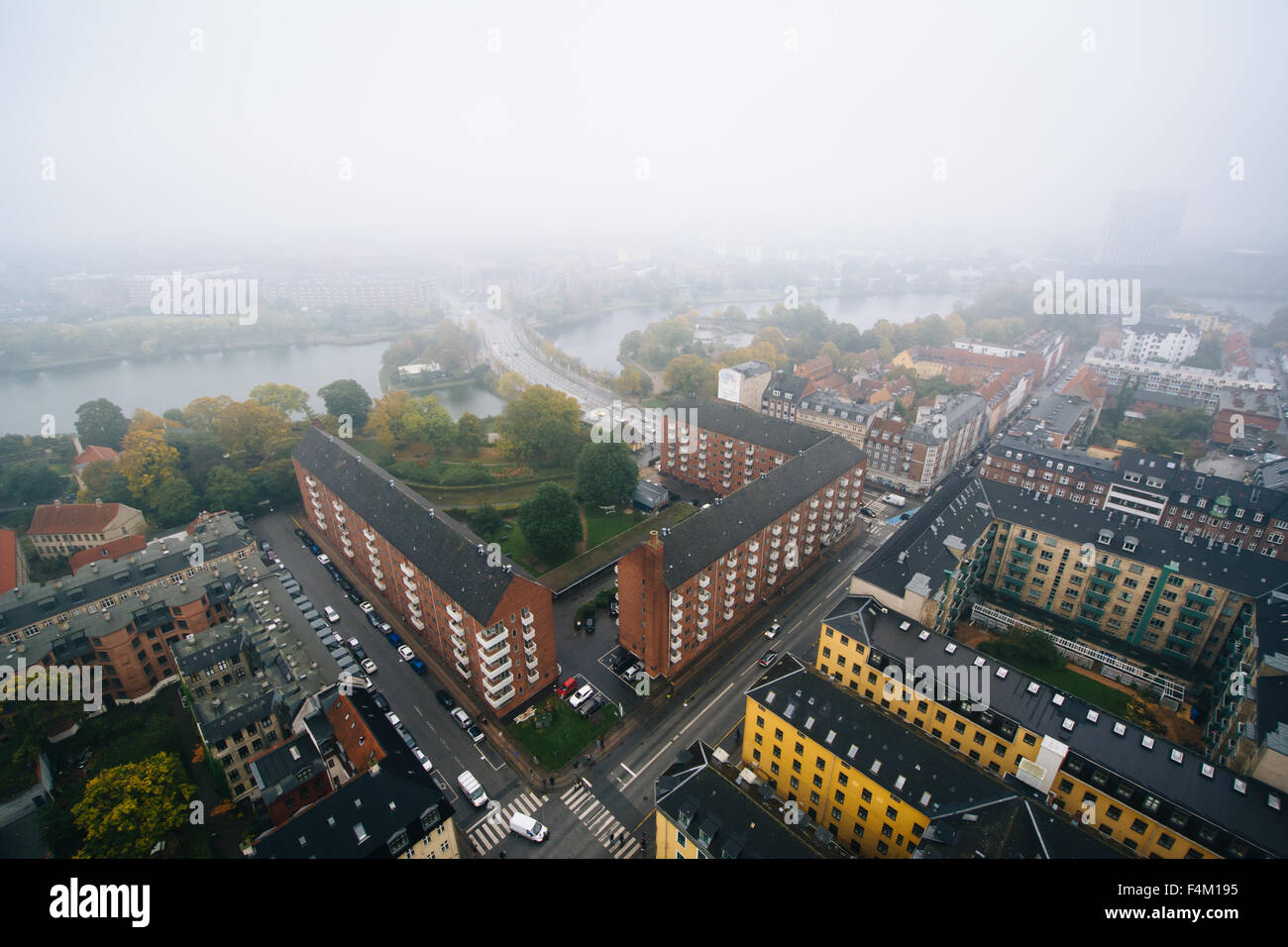 Nebelige Aussicht vom Turm der Kirche von unseres Erlösers in Christianshavn, Kopenhagen, Dänemark. Stockfoto