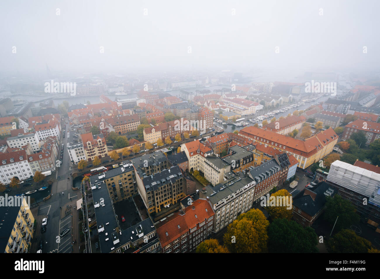 Nebelige Aussicht vom Turm der Kirche von unseres Erlösers in Christianshavn, Kopenhagen, Dänemark. Stockfoto