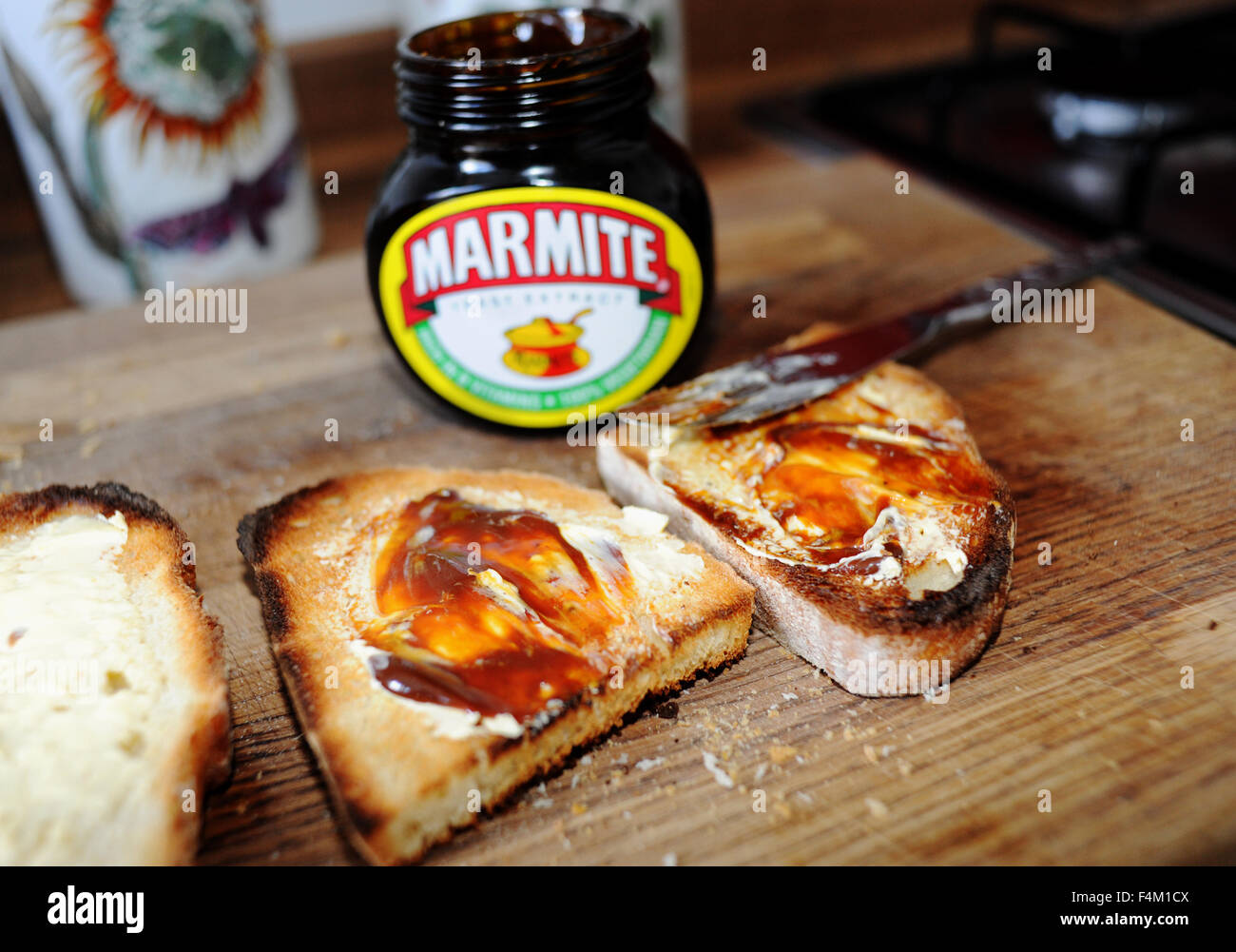 Marmite auf Toast Liebe es oder hasse es berühmte britische Aufstrich von Hefeextrakt Stockfoto