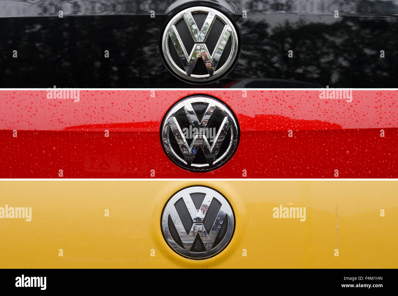Das Composit-Logo des Automobilherstellers Volkswagen (VW) auf der Motorhaube von drei VW-Autos, die Kennzeichnung der Farben schwarz, rot und gelb, ähnlich der deutschen Nationalflagge in Wolfsbrug, Deutschland, 7. Oktober 2015. Foto: Julian Stratenschulte/dpa Stockfoto