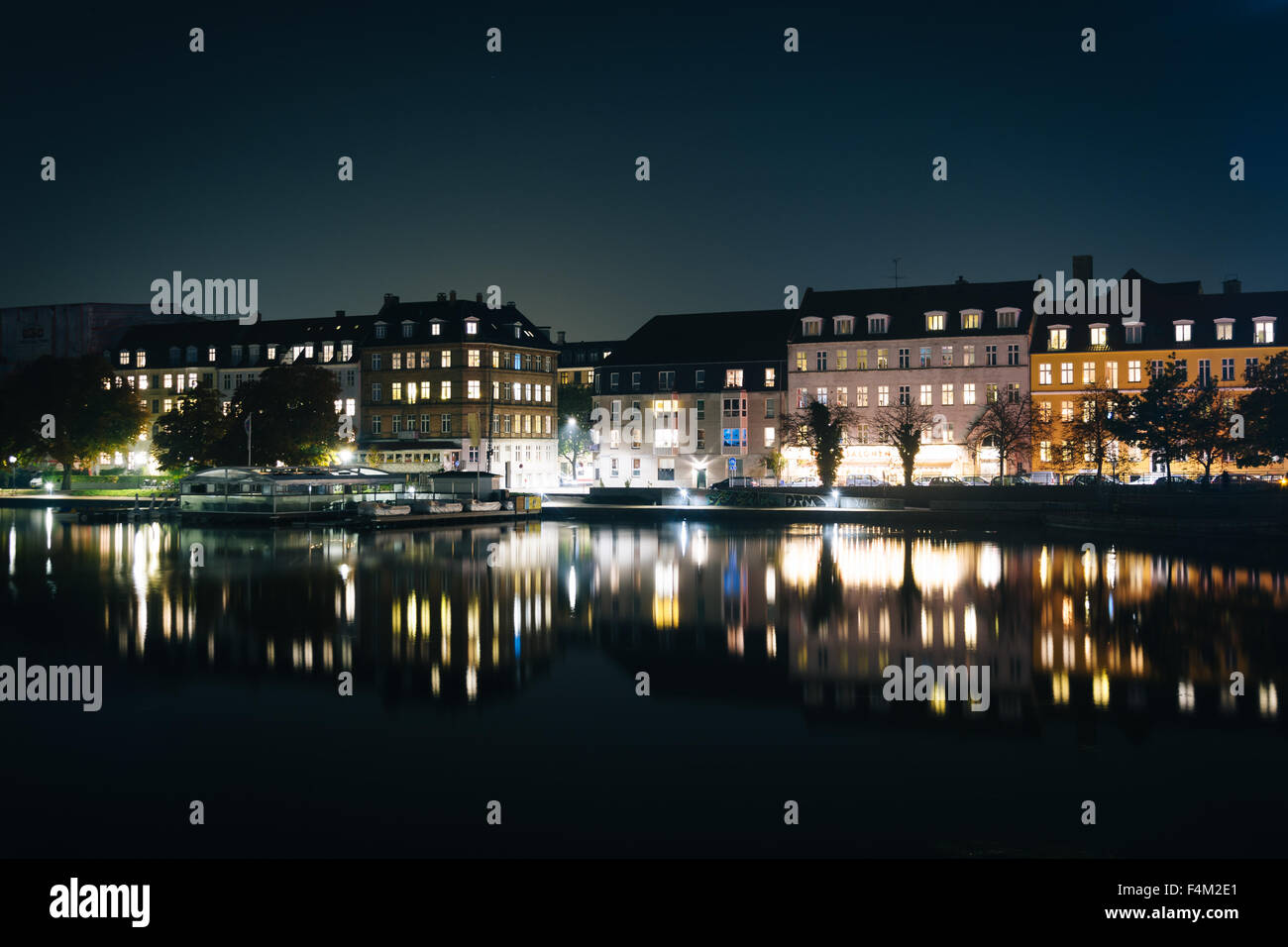 Gebäude entlang Peblinge Sø in der Nacht, in Kopenhagen, Dänemark. Stockfoto