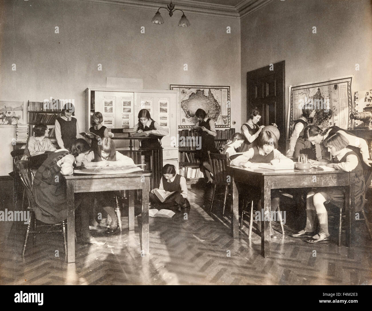 Ein beschäftigt Klassenzimmer in einem Mädchen-Gymnasium in Großbritannien ca. 1925 Stockfoto