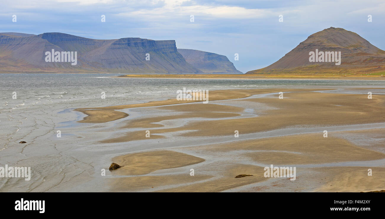 Blick entlang Dyrafjordur Westfjords Island zeigt Block Berge und Sand Muster Stockfoto