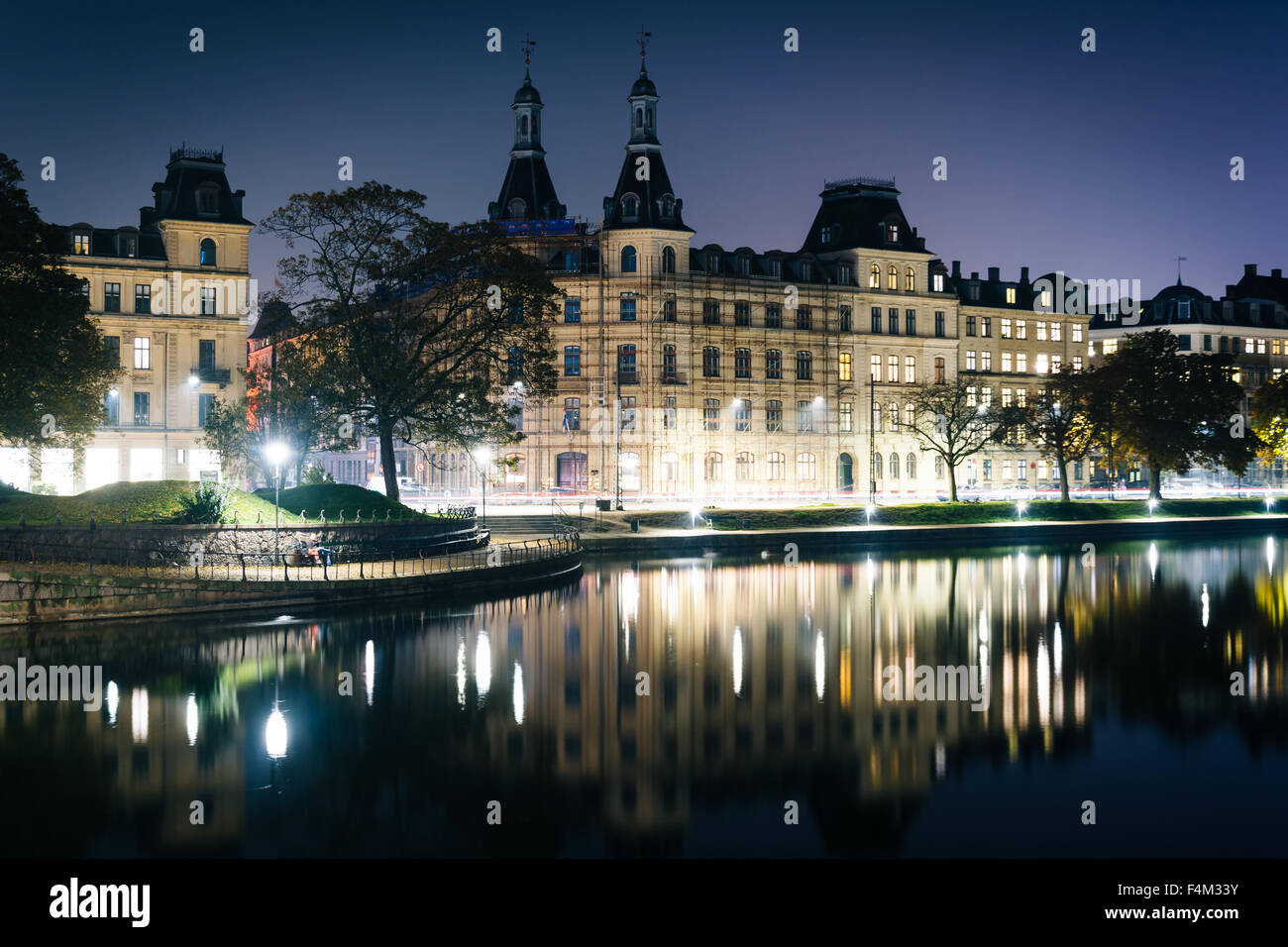 Gebäude entlang Peblinge Sø in der Nacht, in Kopenhagen, Dänemark. Stockfoto