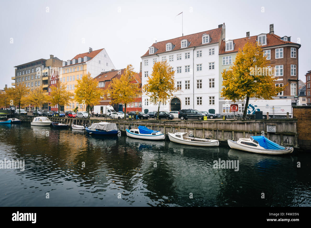 Herbstfarbe und Gebäude entlang des Kanals von Christianshavn, in Christianshavn, Kopenhagen, Dänemark. Stockfoto
