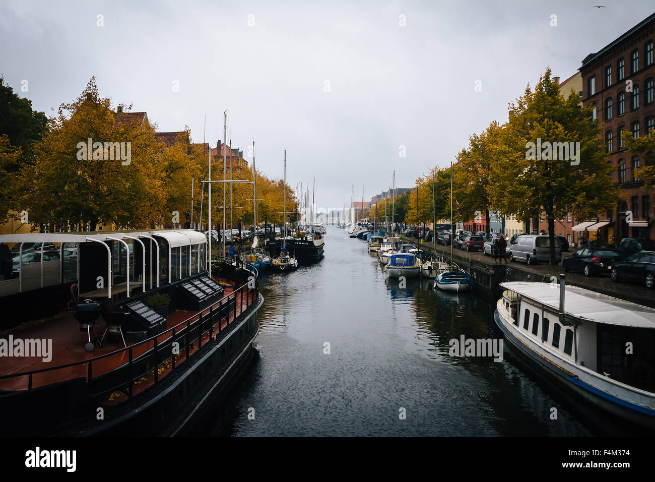 Herbstfarbe und Boote entlang des Kanals von Christianshavn, in Christianshavn, Kopenhagen, Dänemark. Stockfoto