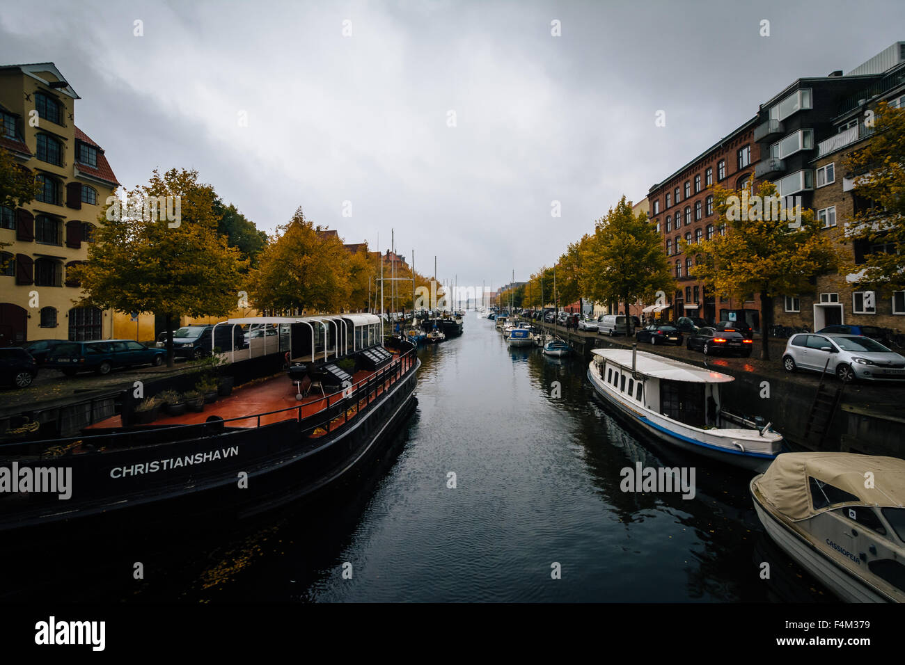 Herbstfarbe und Boote entlang des Kanals von Christianshavn, in Christianshavn, Kopenhagen, Dänemark. Stockfoto