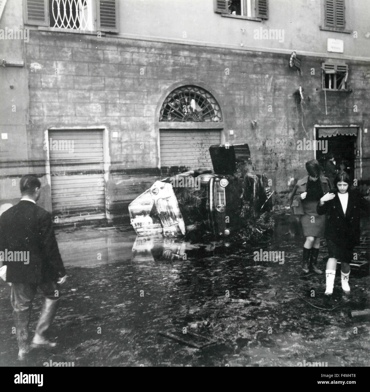 Flut von November 1966, eine Straße, Florenz, Italien Stockfoto