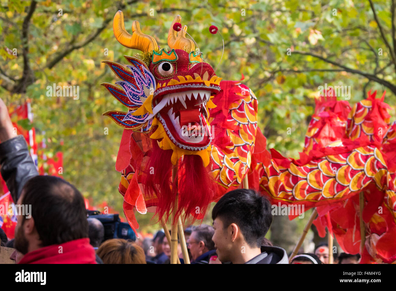 London, UK. 20. Oktober 2015. Nach einem feierlichen einladenden in das Vereinigte Königreich von der Queen und The Duke of Edinburgh auf Horse Guards Parade, reist eine Prozession von Kutschen die Mall expatriates letzten Tausenden der chinesischen und tibetischen Demonstranten. Im Bild: © Paul Davey/Alamy Live-Nachrichten Stockfoto