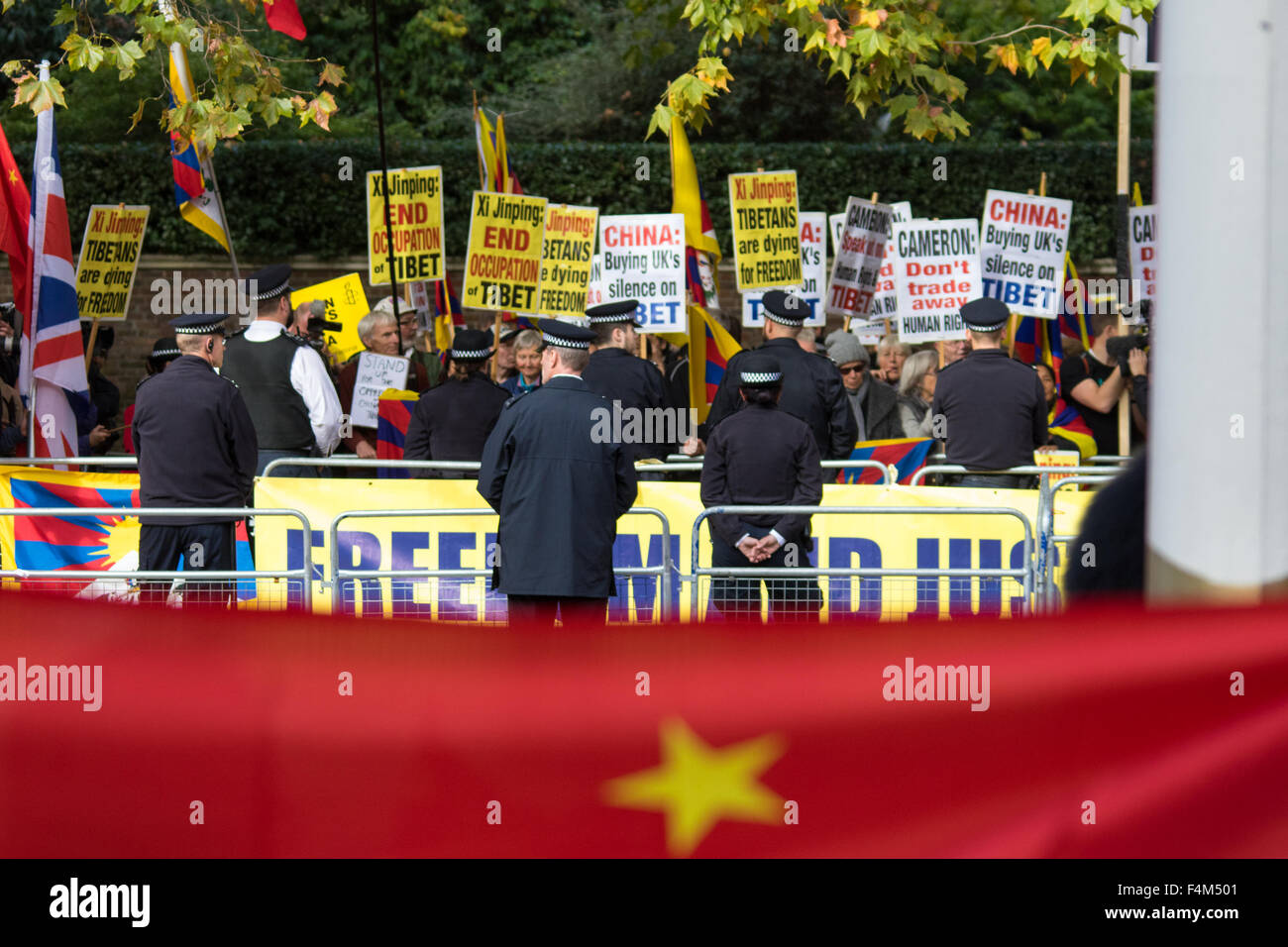 London, UK. 20. Oktober 2015. Nach einem feierlichen einladenden in das Vereinigte Königreich von der Queen und The Duke of Edinburgh auf Horse Guards Parade, reist eine Prozession von Kutschen die Mall expatriates letzten Tausenden der chinesischen und tibetischen Demonstranten. Bildnachweis: Paul Davey/Alamy Live-Nachrichten Stockfoto