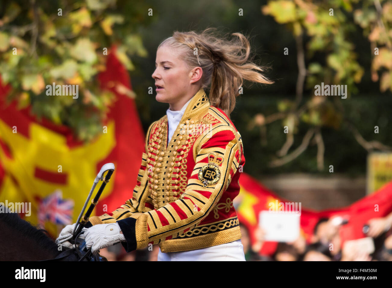 London, UK. 20. Oktober 2015. Nach einem feierlichen einladenden in das Vereinigte Königreich von der Queen und The Duke of Edinburgh auf Horse Guards Parade, reist eine Prozession von Kutschen die Mall expatriates letzten Tausenden der chinesischen und tibetischen Demonstranten. Bild: Hut fehlt, berittene Soldaten steuert ihr Pferd ziemlich aufgeregt. Bildnachweis: Paul Davey/Alamy Live-Nachrichten Stockfoto