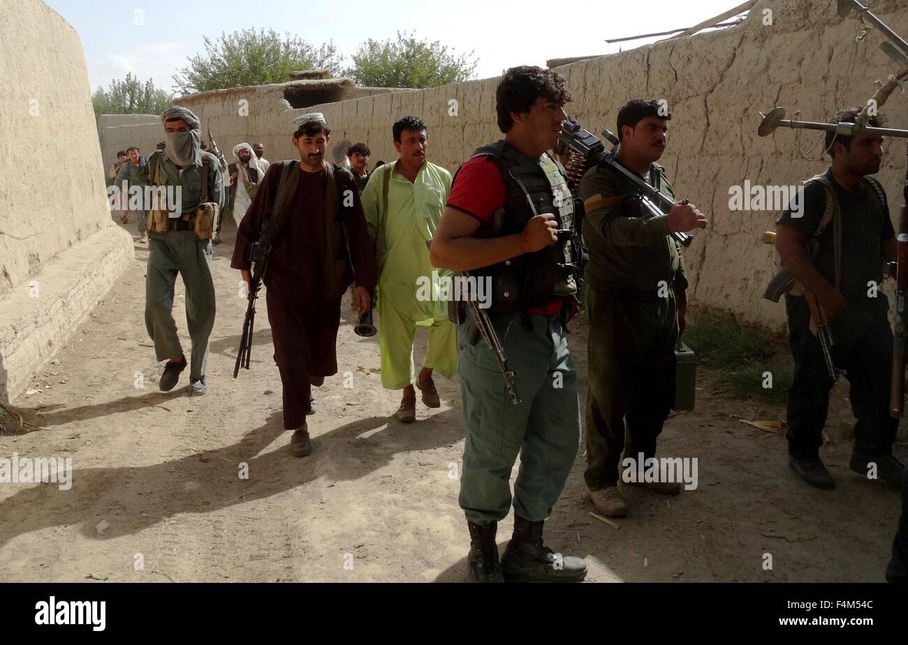 (151020)--LASHKARGAH, 20. Oktober 2015 (Xinhua)--afghanischen regierungstreuen Milizen und Polizisten Durchführung einer militärischen Operation in Grishk Bezirk, südlichen Helmand Provinz von Afghanistan, 20. Oktober 2015. Afghanische Sicherheitskräfte gedrückt haben, zur Räumung der Militants in unruhigen Provinzen als Taliban-Kämpfer versucht haben, mehr Territorium zu nehmen und ihre Positionen im Vorfeld Winter in Afghanistan zu konsolidieren. (Xinhua) Stockfoto