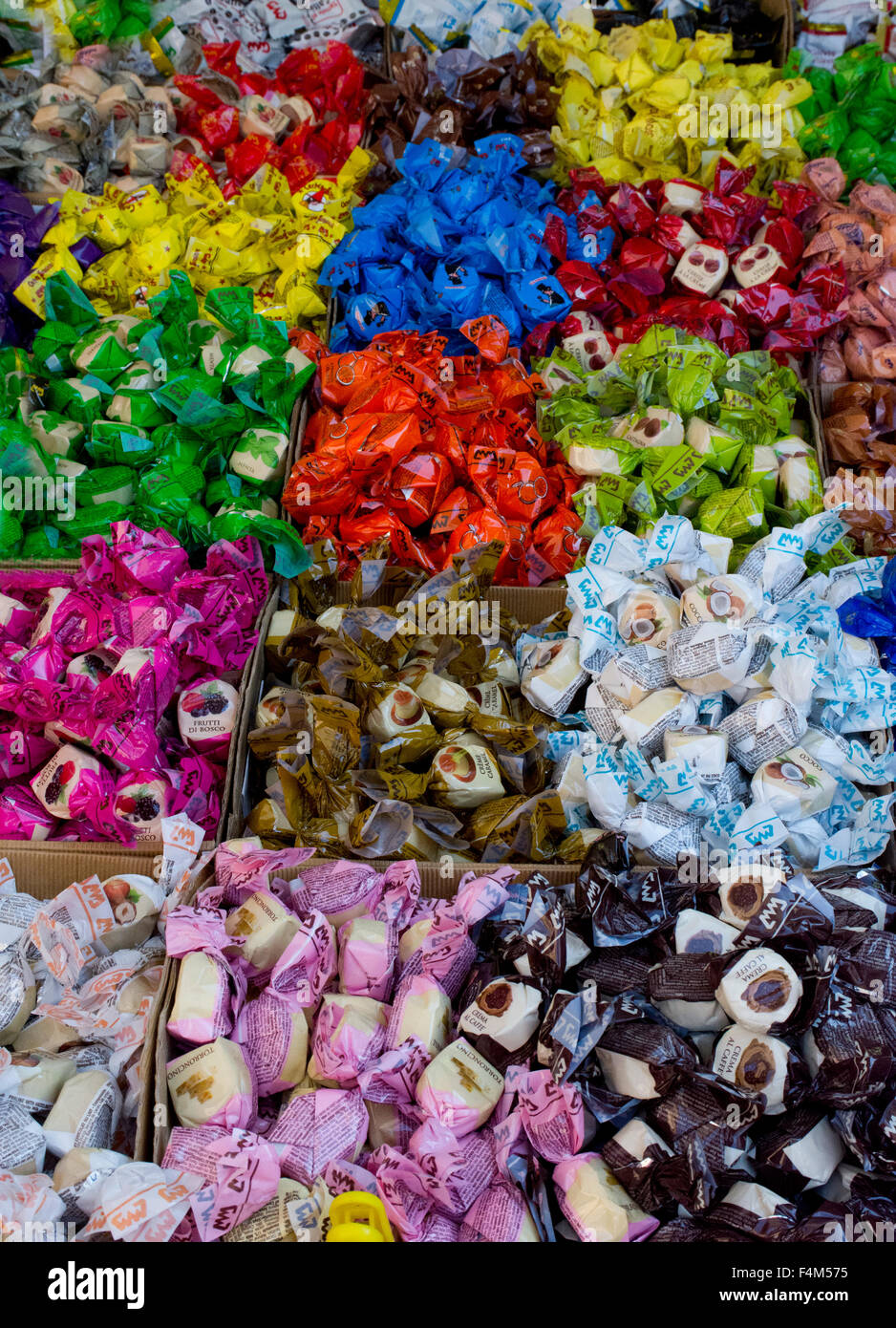 Italien, Piemont, Fiera del Tartufo di Alba: bunte Süßigkeiten. Stockfoto