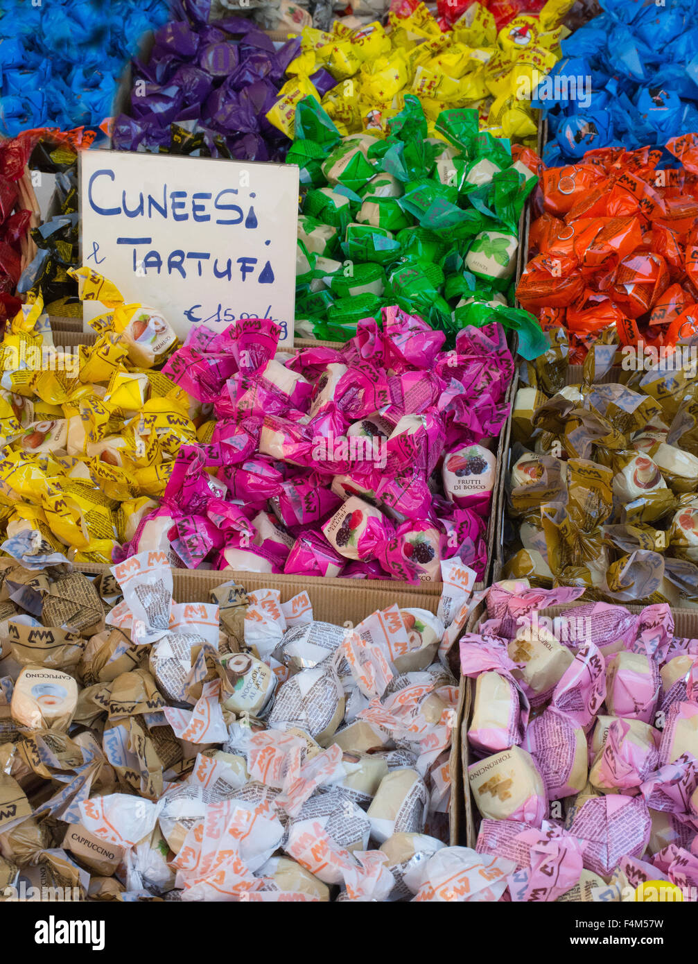 Italien, Piemont, Fiera del Tartufo di Alba: bunte Bonbons Stockfoto