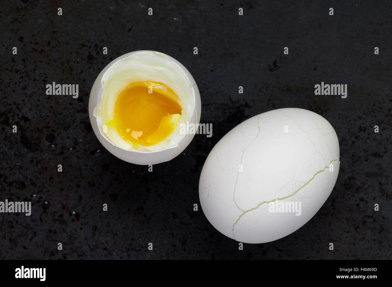 Gekochtes Ei auf einen schwarzen Hintergrund Draufsicht Stockfoto