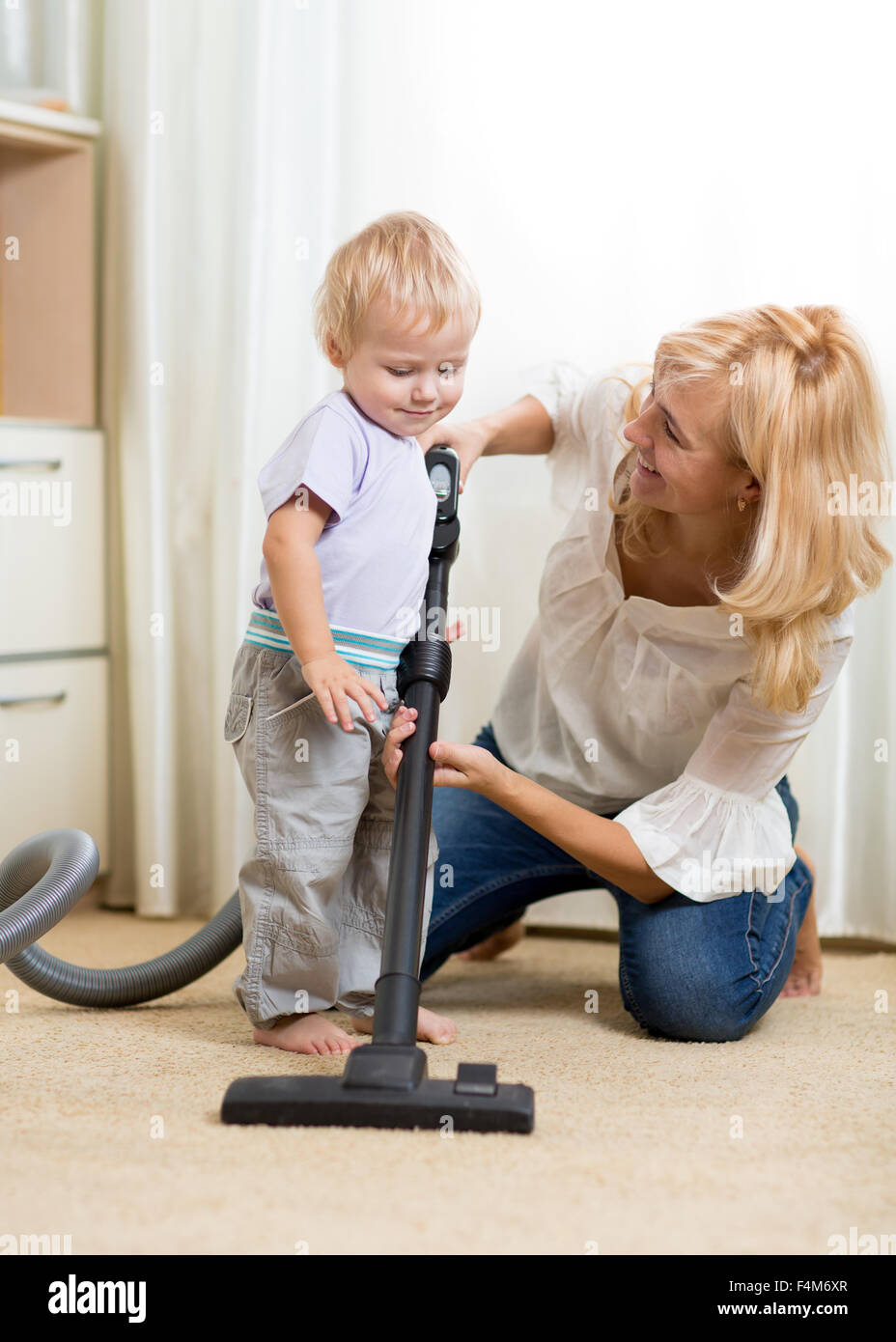Familie viel Spaß mit Reinigung mit Staubsauger - Hausarbeit Stockfoto