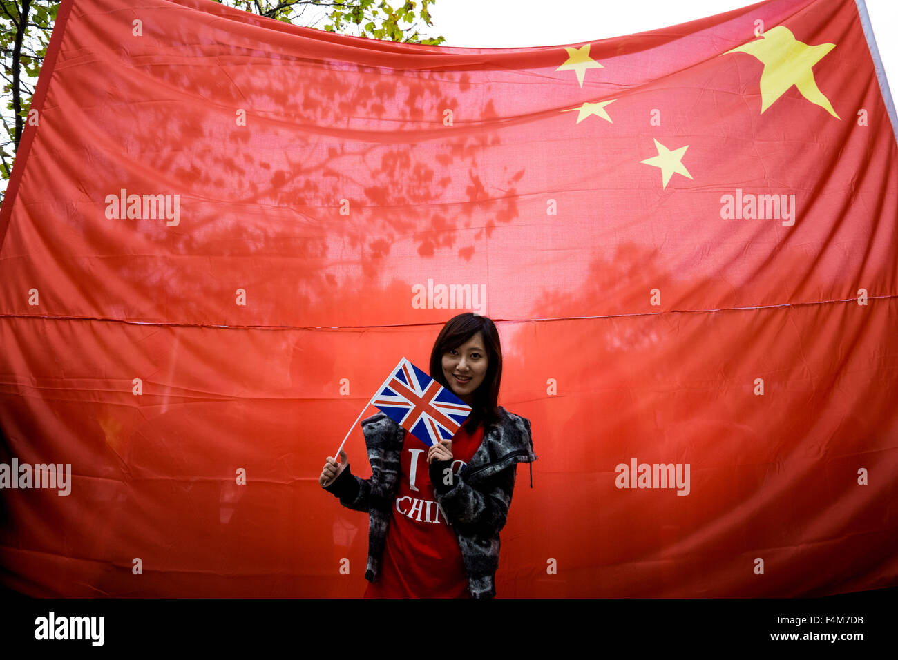 London, UK. 20. Oktober 2015. Chinesischen Fans warten Präsident Xi Jinping als Bestandteil der Königin königliche Prozession über The Mall zu Beginn seines Staatsbesuchs Credit begrüßen: Guy Corbishley/Alamy Live News Stockfoto