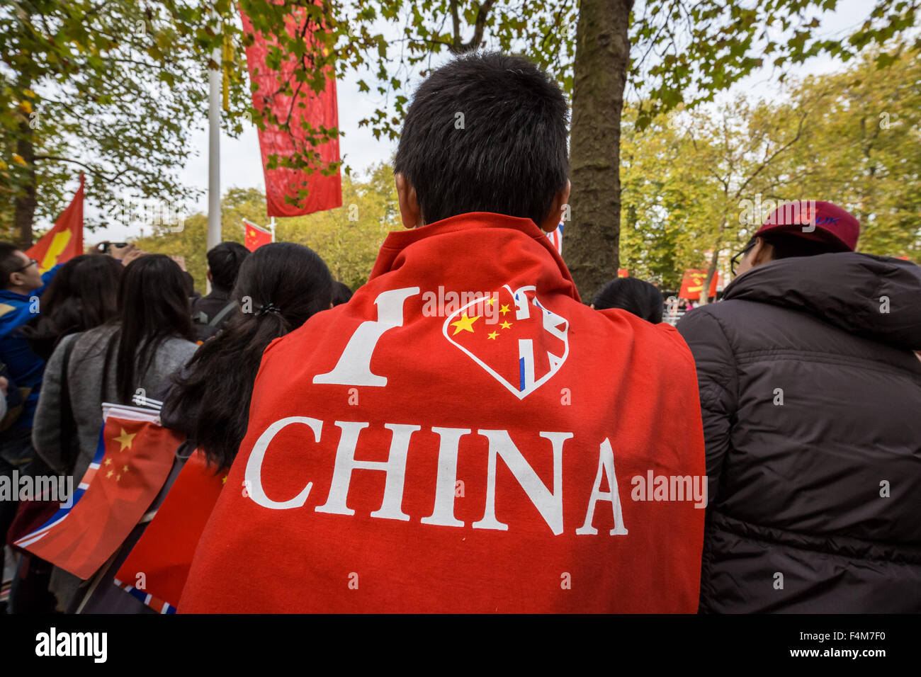 London, UK. 20. Oktober 2015. Chinesischen Fans warten Präsident Xi Jinping als Bestandteil der Königin königliche Prozession über The Mall zu Beginn seines Staatsbesuchs Credit begrüßen: Guy Corbishley/Alamy Live News Stockfoto