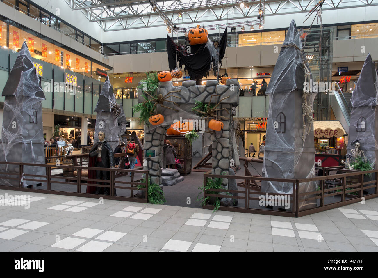Gruselige Halloween anzeigen und Abenteuer-Spielplatz in Lyngby Storcenter - ein Einkaufszentrum nördlich von Kopenhagen, Dänemark. Stockfoto