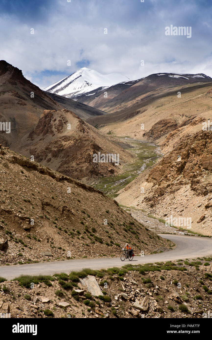 Indien, Jammu & Kashmir, Ladakh, Rumtse, senior Radfahrer ruhen auf großer Höhe Taglang La Passstrasse fahren Stockfoto
