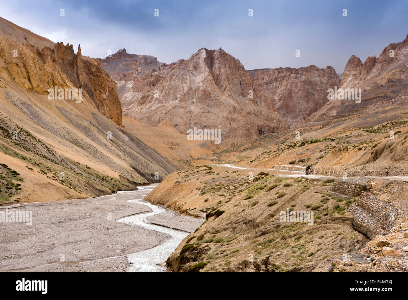 Indien, Jammu & Kashmir, Ladakh, Bagha Canyon, Leh-Manali Autobahn nähert sich Lacklung La Fluss talaufwärts Stockfoto