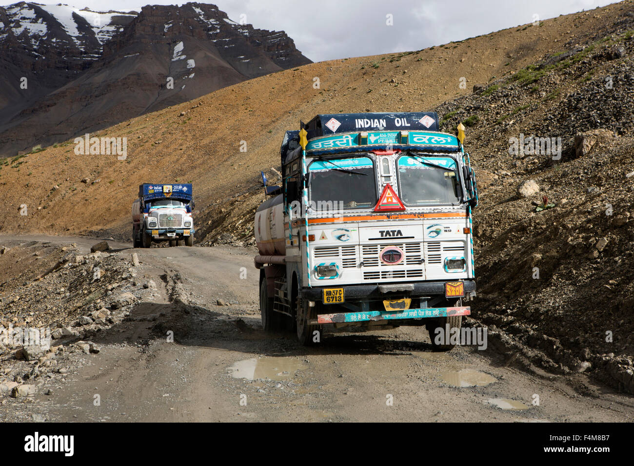Indien, Jammu & Kashmir, Ladakh, Indien Öltanker auf unebenen Straße bis Nakeel La pass auf Manali-Leh highway Stockfoto